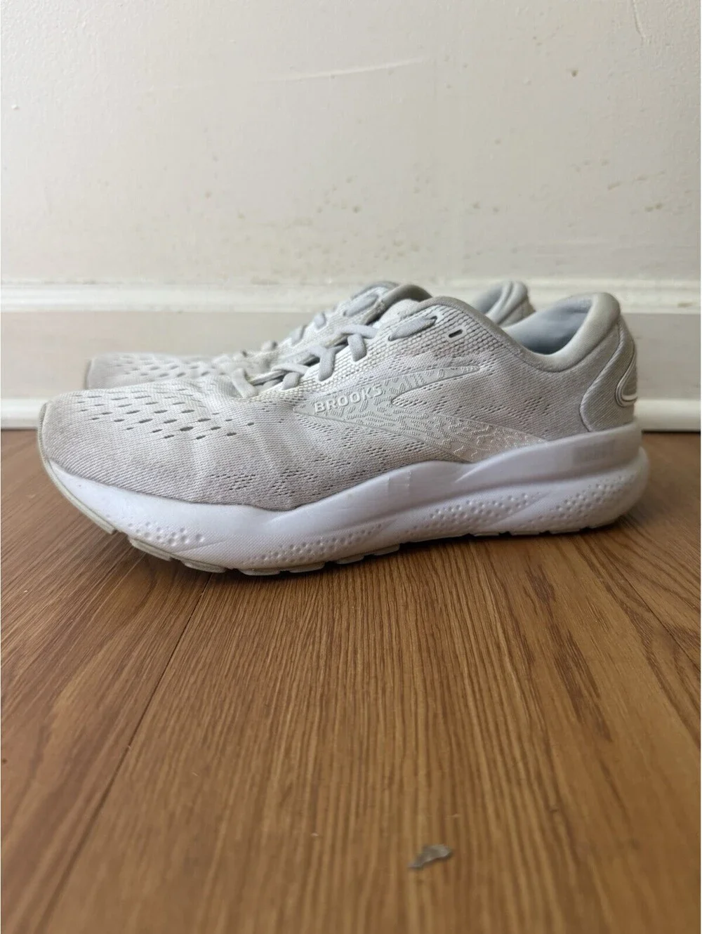 Brooks Ghost 16 Shoes Women 7.5 White Grey Running Comfort Trainer Sneakers